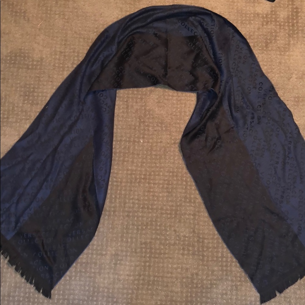 NEW WITHOUT TAGS Versace scarf